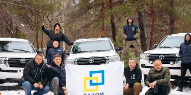 Фонд «Razom for Ukraine» передав вже 400 автомобілів для захисників